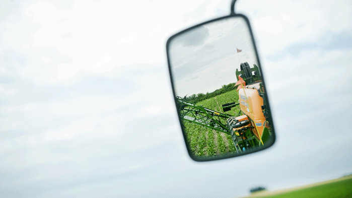 Backspegel på en traktor på en åker.