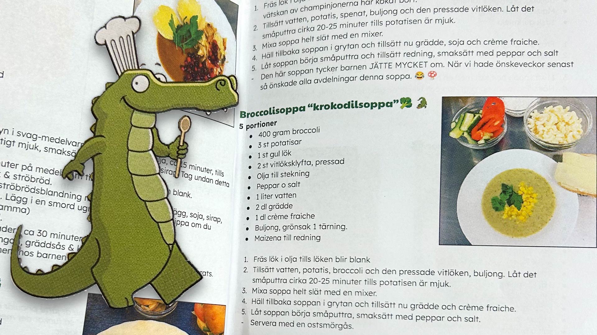 Uppslag i kokbok där bland annat receptet på broccolisoppa/krokodilsoppa syns. Illustration av krokodil med kockmössa