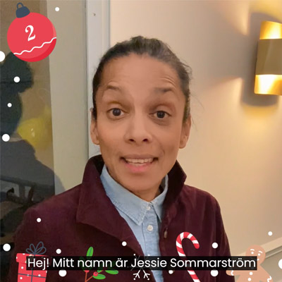 Lucka 2. Jessie Sommarström tittar in i kameran.