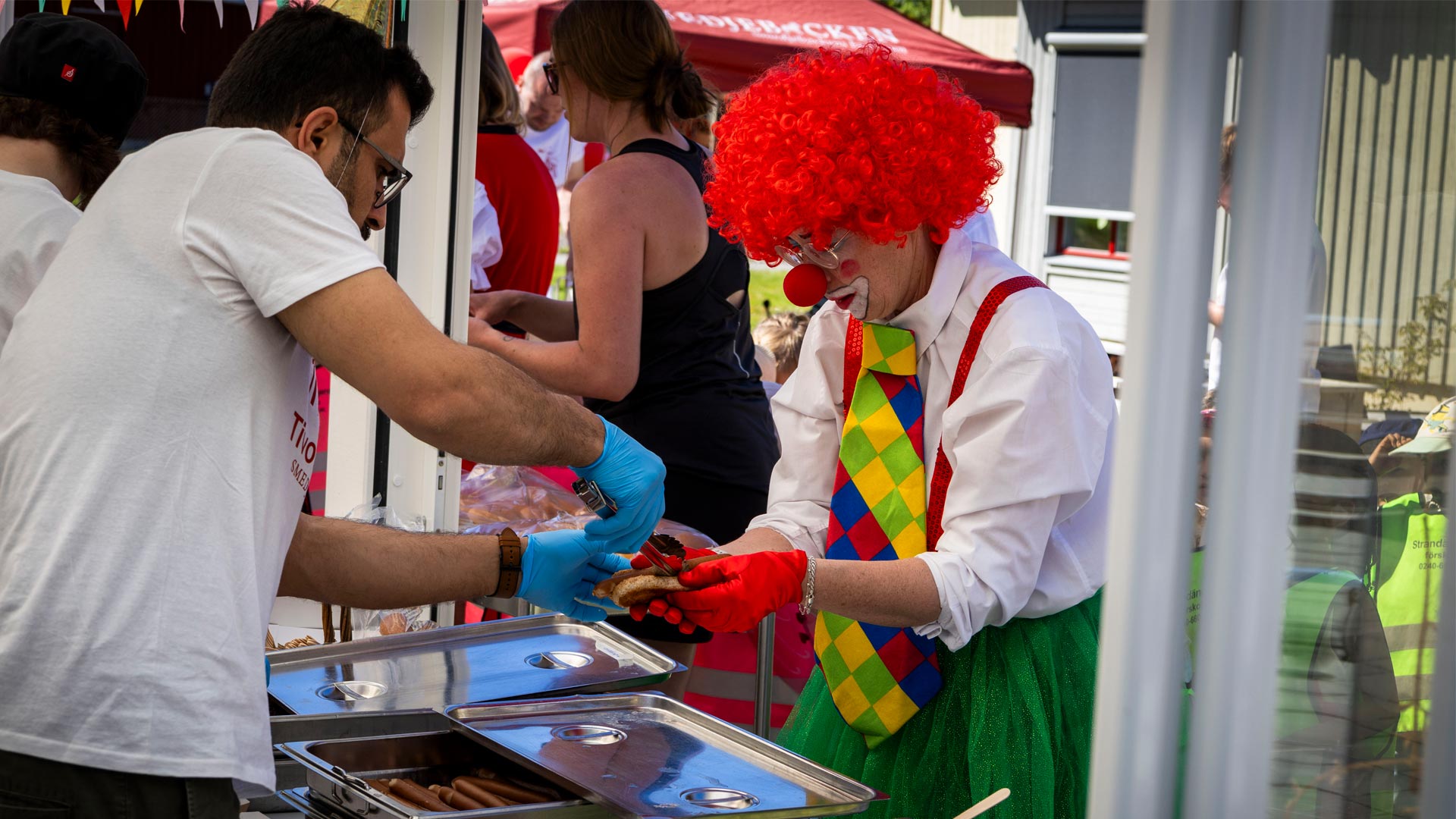 Clown serveras korv med bröd