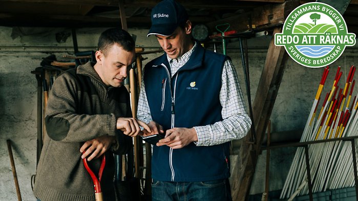 Man som håller fram en lax samt loggan för artikelserien ovanpå.