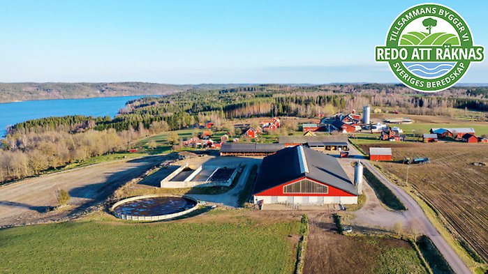 Man som håller fram en lax samt loggan för artikelserien ovanpå.