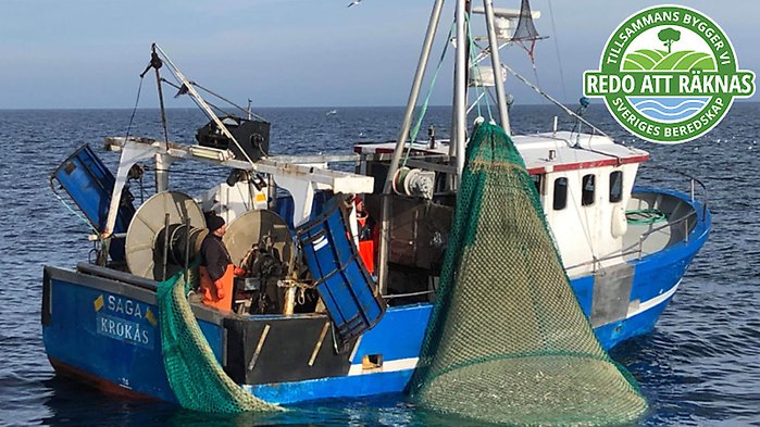 Man som håller fram en lax samt loggan för artikelserien ovanpå.