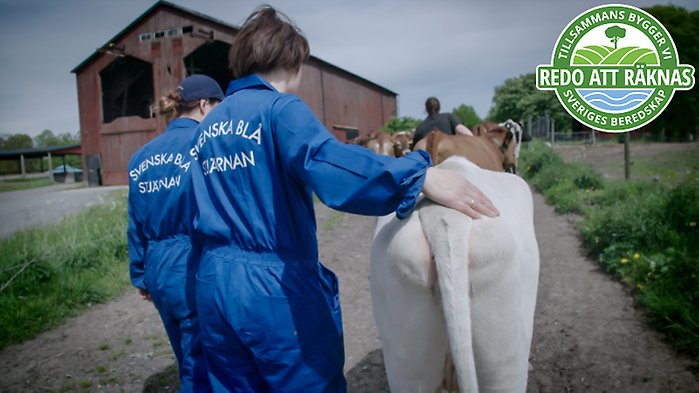 Man som håller fram en lax samt loggan för artikelserien ovanpå.