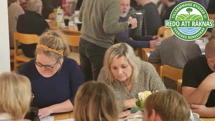 Man som håller fram en lax samt loggan för artikelserien ovanpå.