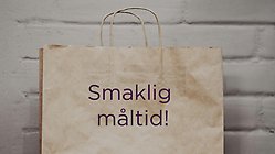 En papperskasse som det står "Smaklig måltid" på