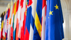 EU-ländernas flaggor hängande på rad