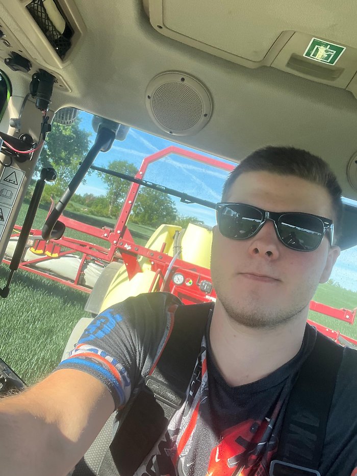 Karl med solglasögon på sin traktor