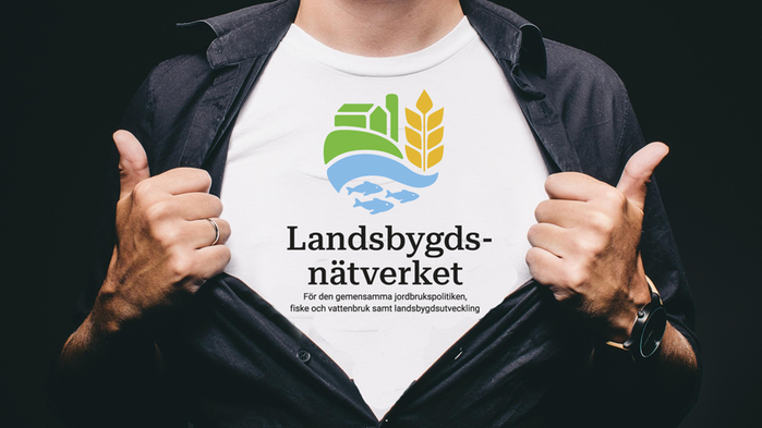 Man med öppen skjorta och en t-shirt med Landsbygdsnätverkets logga