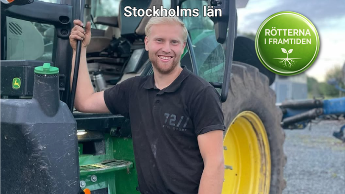 Nils Gustawson, 25 år, vid sin gröna traktor