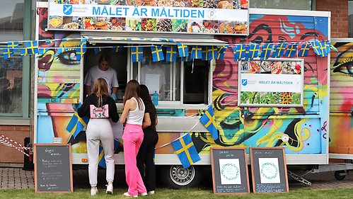 Elever får mat serverad från en foodtruck.