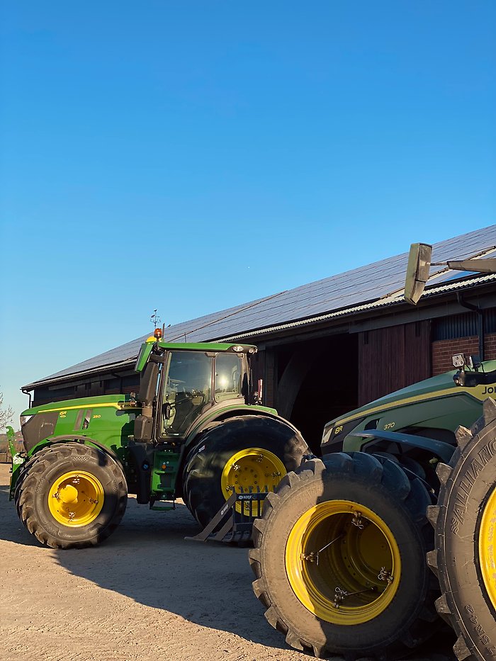 En grön traktor vid Henning Griphs gård