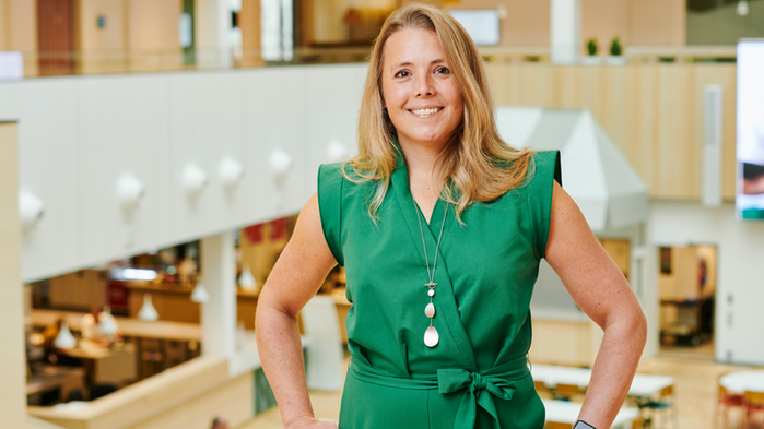 Maria Gustavsson som är innovation manager på ICA har grön blues och jeans. Hon står inne på ett kortor