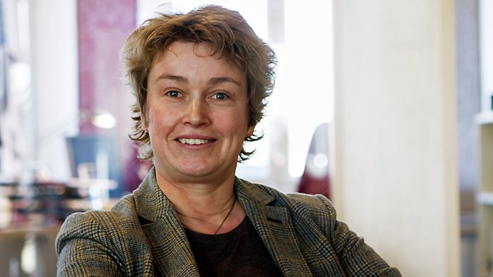 Helene Oscarsson, ansvarig för kommunikation och utveckling vid Vreta Kluster, har rutig kavaj och svart t-shirt. 