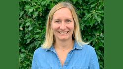 Maja Persson arbetar på LRF Trädgård och är ledamot i Landsbygdsnätverkets arbetsgrupp Kunskaps- och innovationsfrämjande i gröna näringar. Hon har ljusblå skjorta och blont hår.