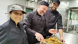 Ahlam William, Gabriel Chamhi och Johan Öhlin i Torpaskolans kök. 
