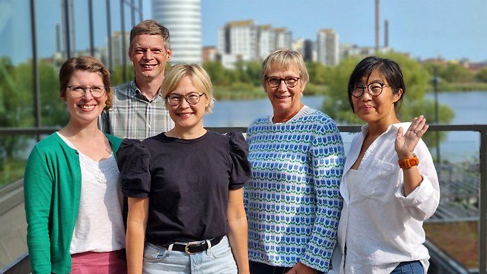 MATtanken-teamet står framför kameran, i bakgrunden syns en sjö