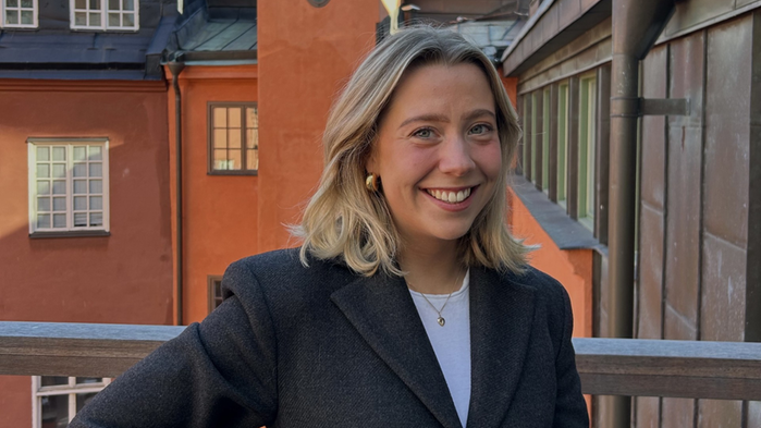 Ko och hund tittar på varandra