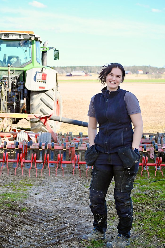 Grete med grön traktor på åker